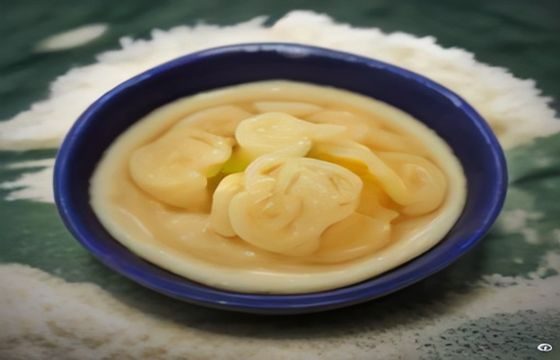 编辑人员在大屏幕前整理蘑菇视频下载导航数据，屏幕显示绿色图表和视频分类列表，工作台整洁有序